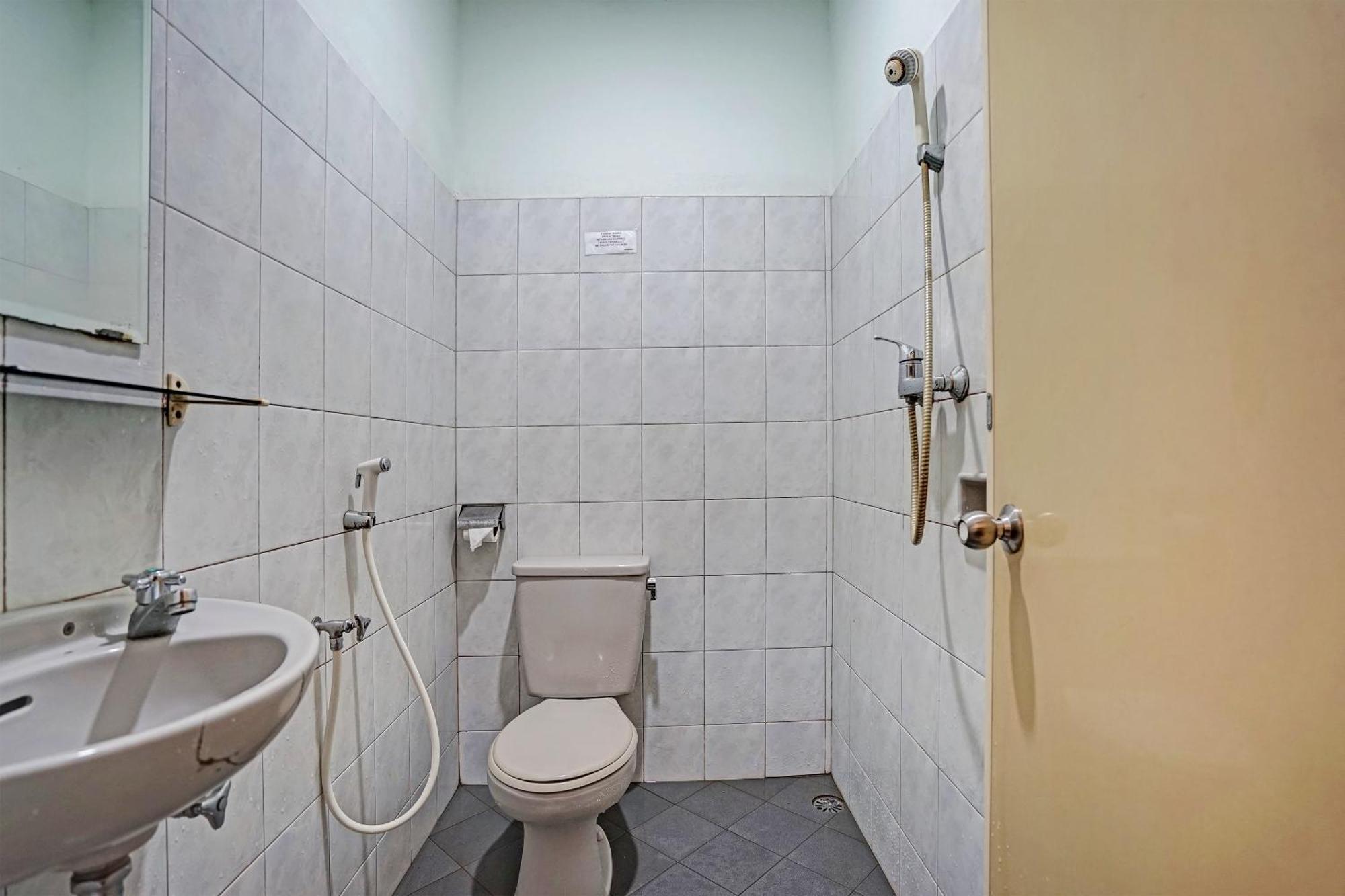 Super Oyo 91805 Hotel Wisma Bari Palembang Esterno foto